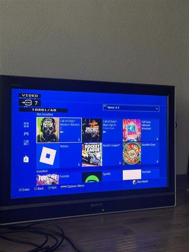 PS4 slim+kontroller+lojra ( kemi edhe aksesor shtes )