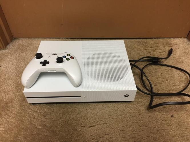 xbox one s +kontroller+lojra ( kemi edhe aksesor tjera )